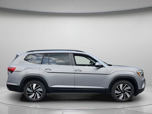 Used 2025 Volkswagen Atlas SE FWD image 6