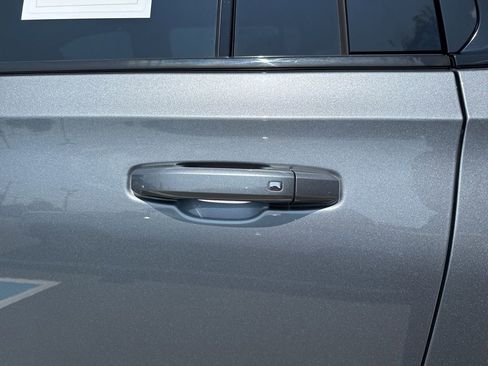 Used 2022 Chevrolet Suburban RST w/ Luxury Package image 11