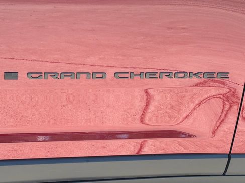 Used 2025 Jeep Grand Cherokee Altitude RWD image 10