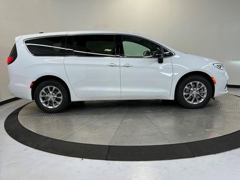 New 2026 Chrysler Pacifica Select image 3