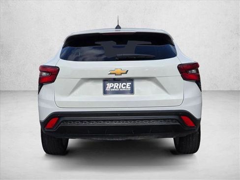 Used 2025 Chevrolet Trax LS w/ LS Convenience Package image 7