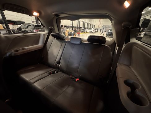 Used 2019 Toyota Sienna SE image 21