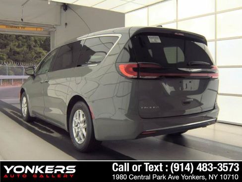 Used 2023 Chrysler Pacifica Touring-L FWD image 8