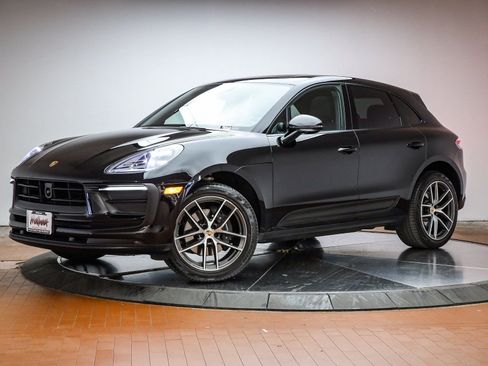 Certified 2025 Porsche Macan image 1