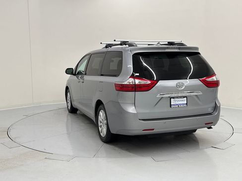 Used 2017 Toyota Sienna AWD image 3