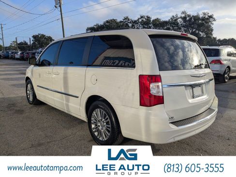 Used 2013 Chrysler Town & Country Touring-L image 6