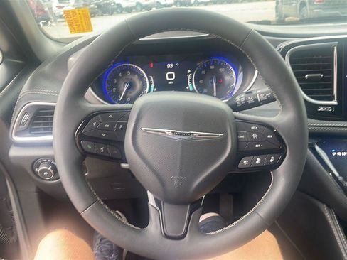 Used 2025 Chrysler Pacifica Limited FWD image 8