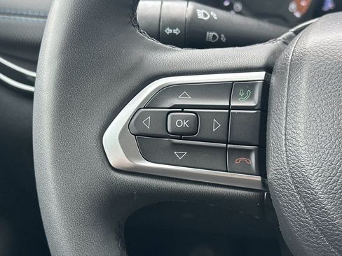 Used 2025 Jeep Compass Latitude w/ Convenience Group AWD/4WD image 26