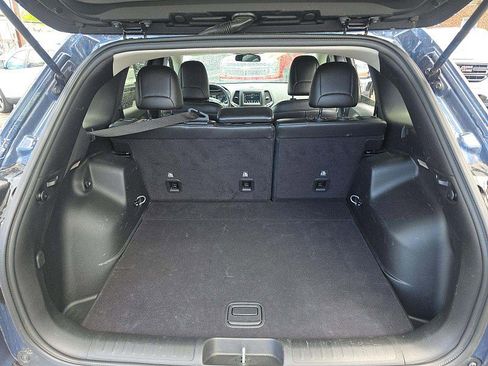 Used 2019 Jeep Cherokee Latitude Plus w/ Cold Weather Group AWD/4WD image 8