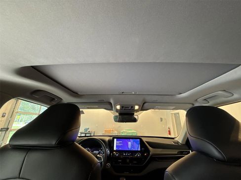 Used 2024 Toyota Highlander XLE AWD/4WD image 16
