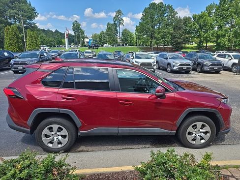 Used 2020 Toyota RAV4 LE FWD image 2