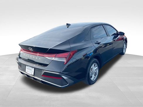 Used 2026 Hyundai Elantra SE FWD image 8