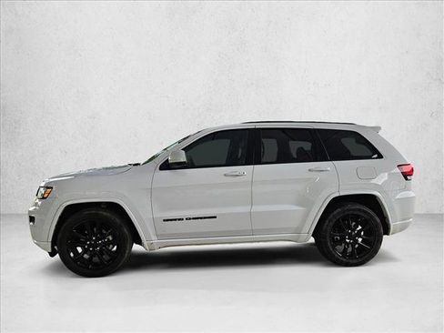 Used 2018 Jeep Grand Cherokee Altitude RWD image 5