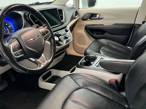 Used 2022 Chrysler Pacifica Touring-L image 15