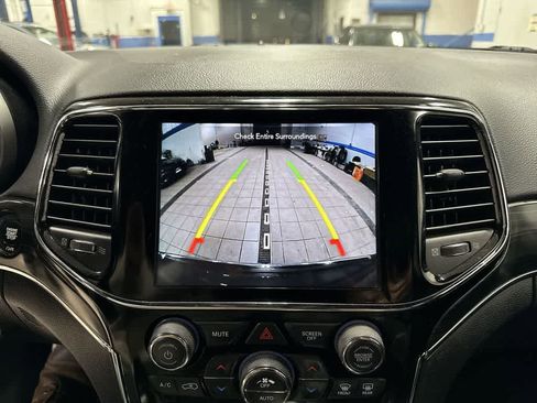 Used 2019 Jeep Grand Cherokee Limited image 25