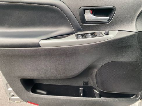 Used 2018 Toyota Sienna SE image 13