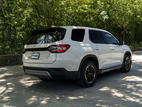 Used 2025 Honda Pilot EX-L image 9