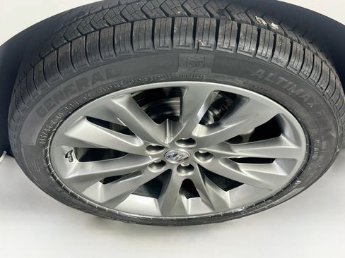 Used 2022 Buick Envision Avenir w/ Technology Package II FWD image 32