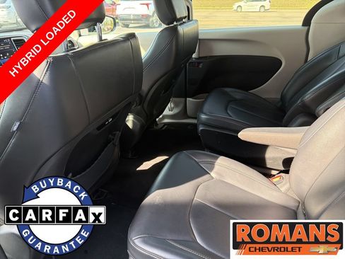 Used 2024 Chrysler Pacifica Limited FWD image 19