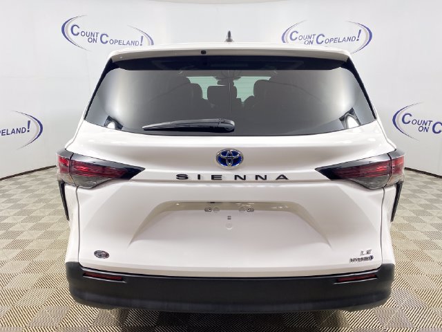 Used 2023 Toyota Sienna LE FWD image 5