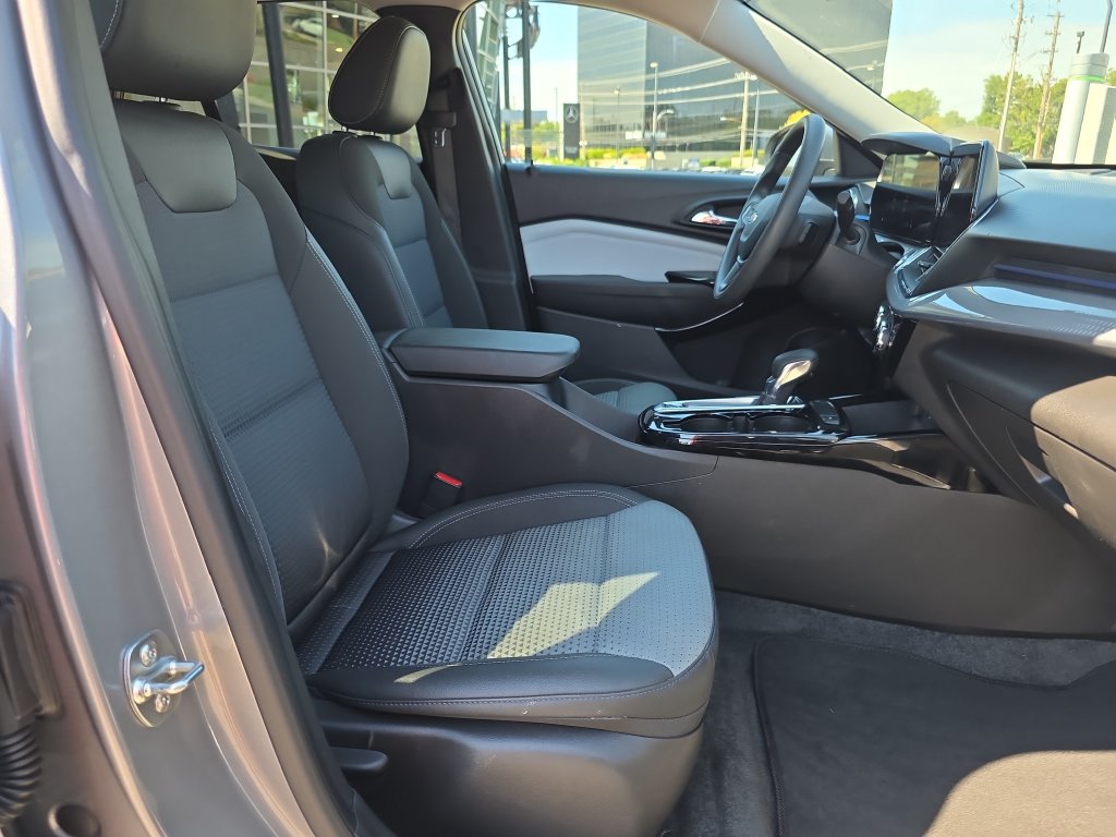 Used 2025 Chevrolet Trax LT FWD image 15