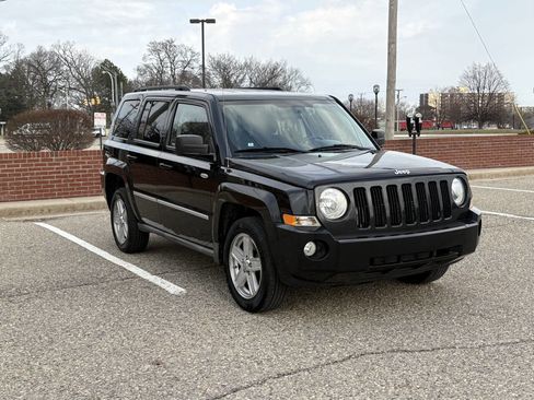 Used 2010 Jeep Patriot Latitude AWD/4WD image 5