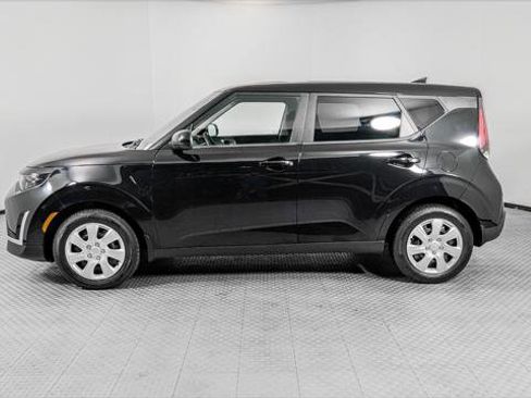 Used 2023 Kia Soul LX image 3