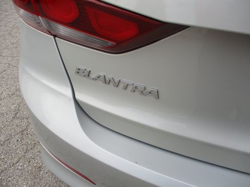 Used 2017 Hyundai Elantra SE FWD image 13