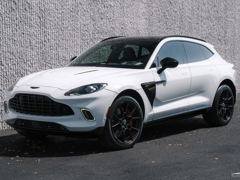 Used 2021 Aston Martin DBX image 1