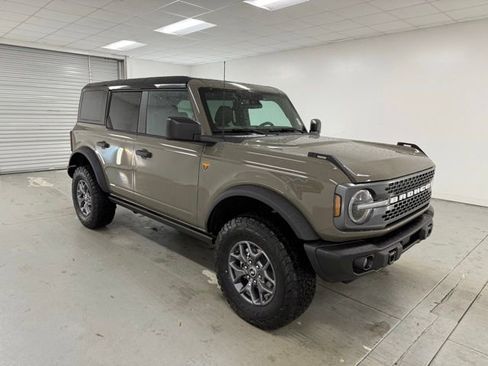 New 2025 Ford Bronco Badlands image 3