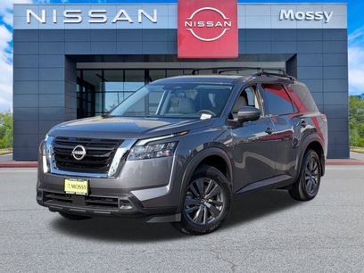 New 2025 Nissan Pathfinder SV w/ SV Premium Package