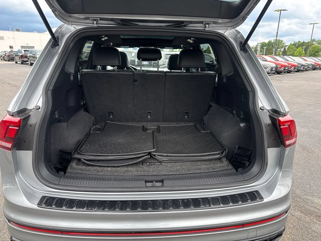 Used 2023 Volkswagen Tiguan SE R-Line AWD/4WD image 10