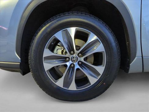 Used 2023 Toyota Highlander XLE FWD image 24