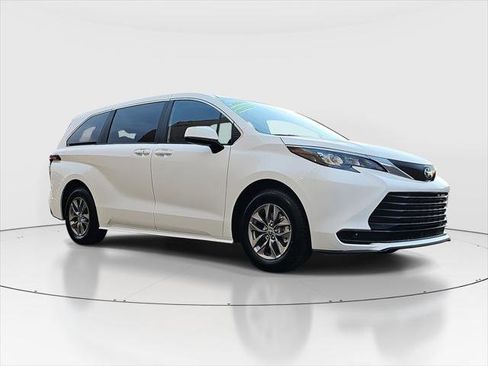 Certified 2025 Toyota Sienna LE image 3