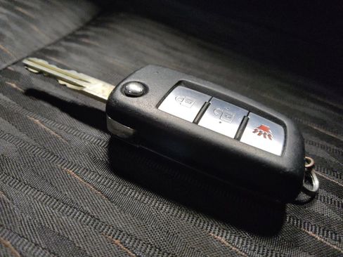 Used 2020 Nissan Rogue S FWD image 32