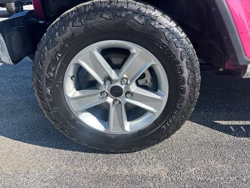 Used 2022 Jeep Wrangler Unlimited Sahara AWD/4WD image 5