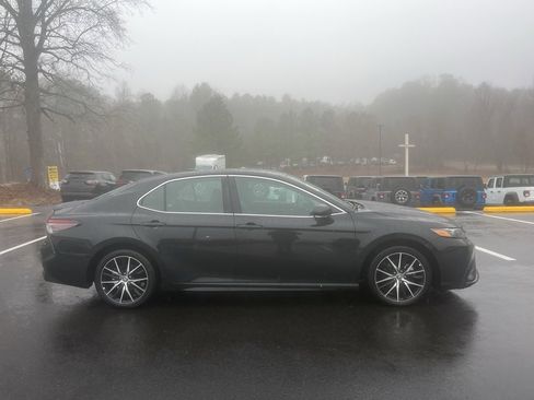 Used 2023 Toyota Camry SE image 5