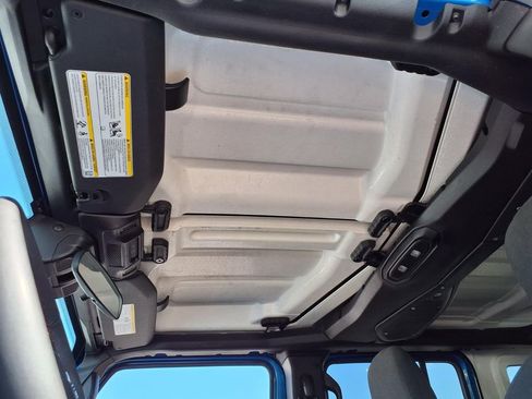 Used 2025 Jeep Wrangler Unlimited Rubicon AWD/4WD image 16