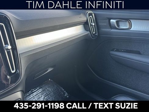 Used 2022 Volvo XC40 T5 Momentum image 12