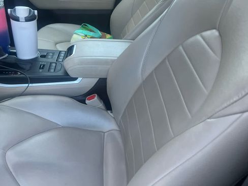 Used 2022 Toyota Highlander XLE image 18