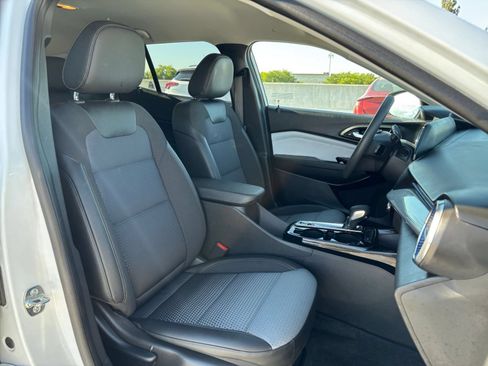Used 2025 Chevrolet Trax LT FWD image 35