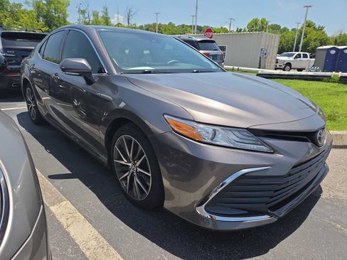 Used 2021 Toyota Camry XLE FWD image 1