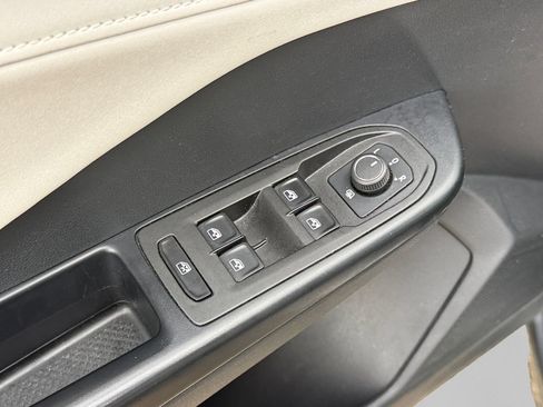 Used 2025 Volkswagen Taos SE AWD/4WD image 19