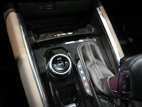 Used 2025 GMC Canyon Denali image 22