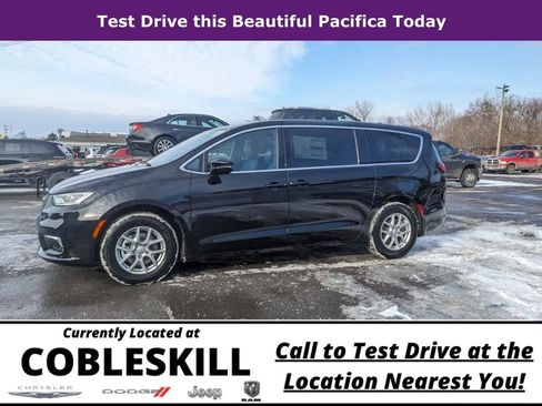 New 2026 Chrysler Pacifica Select image 4