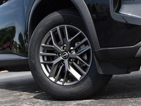 Used 2023 Nissan Rogue S AWD/4WD image 3