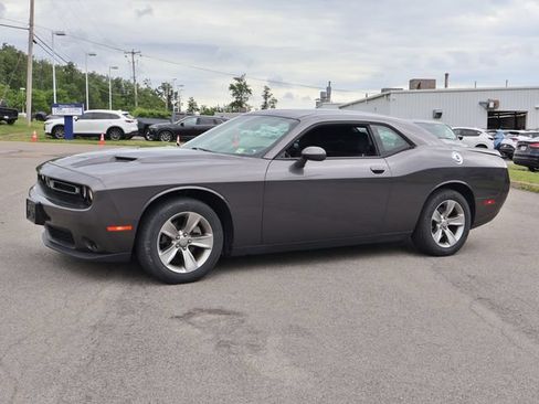 Used 2019 Dodge Challenger SXT RWD image 4