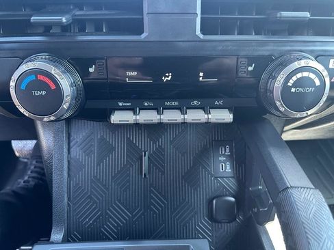 Used 2024 Toyota Tacoma SR5 AWD/4WD image 33