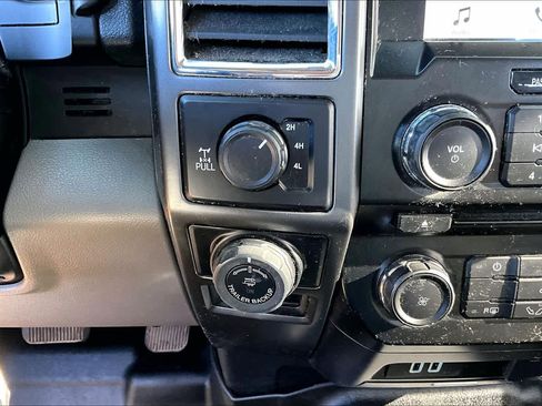 Used 2017 Ford F150 XLT w/ Trailer Tow Package image 32