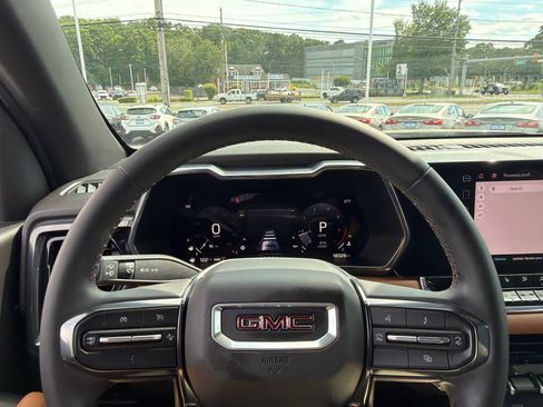 Certified 2024 GMC Canyon AT4 AWD/4WD image 9
